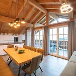 Luxury Penthouse In With Parking 아파트