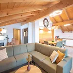 Luxury Penthouse In With Parking 아파트 *